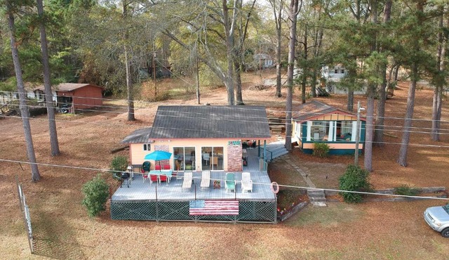 Lakeside Pleasure Island Cabin w/Deck & Gas Grill