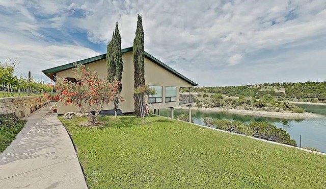 Lakeside Shiraz Haus w/Dock & Incredible Views. Rent as 2BR or 4BR w/Next Door Unit