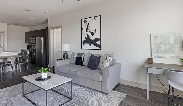 Landing | Beautiful 2BD, Gym, Pool