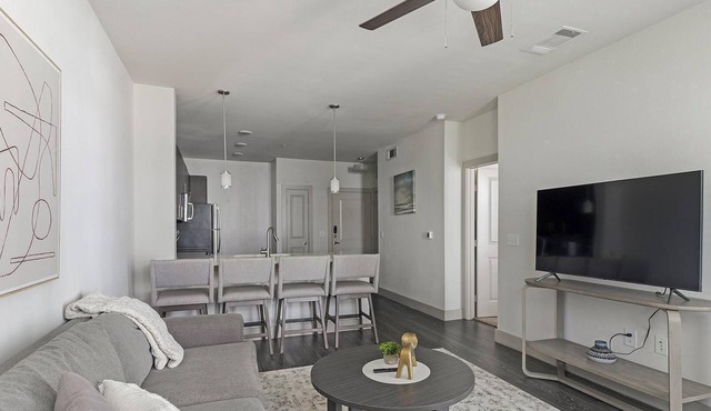 Landing | Stunning 1BD, Pool, Gym