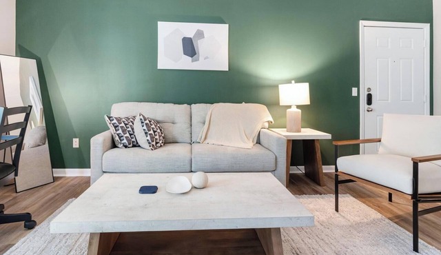 Landing | Stunning 3BD, Gym, Pool