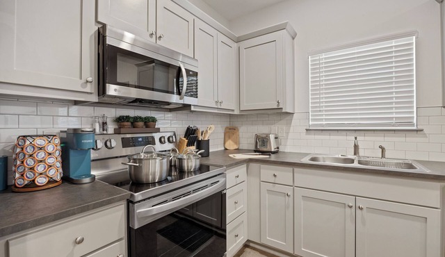 Lindale's NEW Cozy 3BR/2BA Retreat - Minutes to I-20!