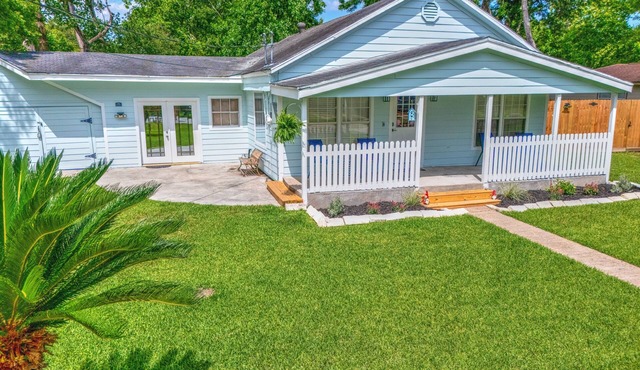 Located in historic League City, walkable to shops & food