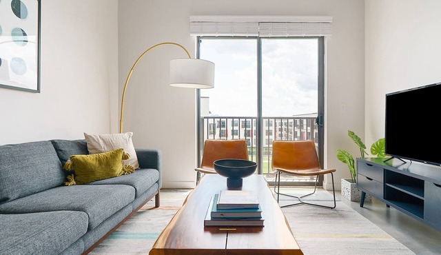 Lodgeur | 1BR loft with relaxing views | Midtown