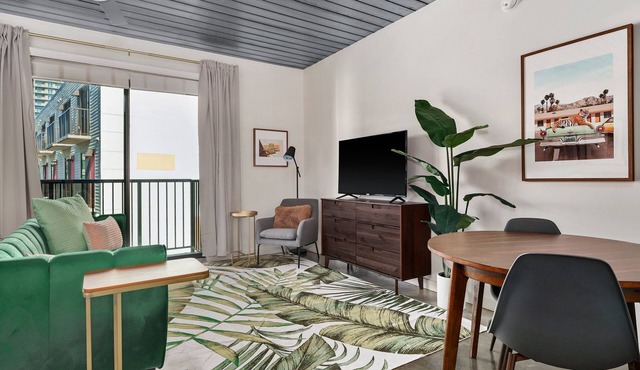 Lodgeur | Artsy & airy studio loft | Midtown
