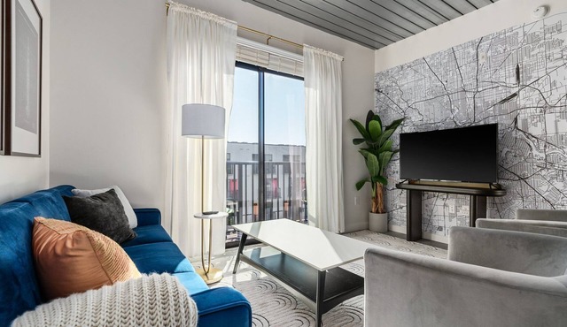 Lodgeur | Inviting & upbeat 2BR loft | Midtown