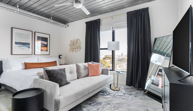 Lodgeur | Vibrant & stylish studio loft | Midtown
