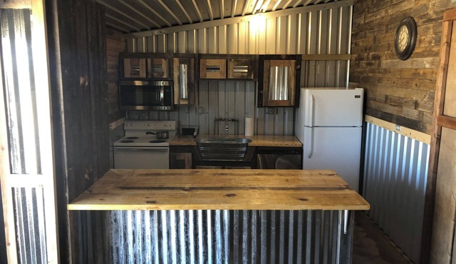 Lodging 7 minutes from Stephenville. 2bedrooms 2 bathrooms, Horse Barn,Turnouts.