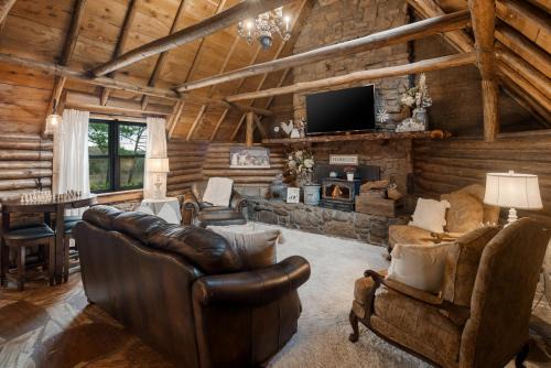 Log cabin-King-Soaring Ceiling-Full kitchen-The Cuddly Cow