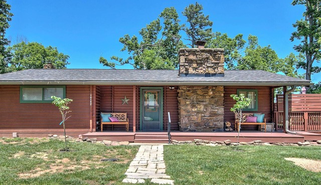 Lorel’s-Lake Area; Fenced for PETS; Mins to Downtown Rogers-Marina-Bike Trails
