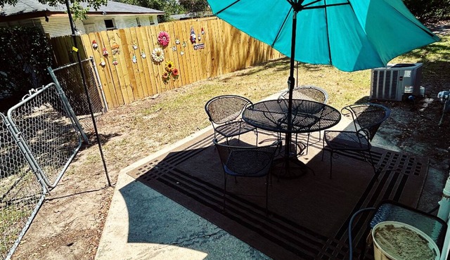 Louisiana Roots 3BR/1BA Home-Inside city limits, close to everything!