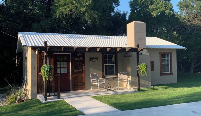 Lovely 1-bedroom cabin with AC in charming Clifton on Lake Whitney. Pool, HotTub