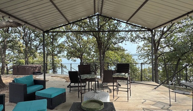 Lovely 3-bedroom house on Lake Nocona with direct private dock access