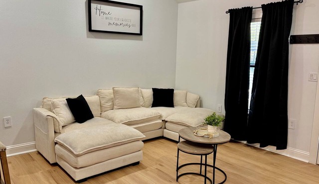 Lovely 3-bedroom house with AC in vibrant Dallas