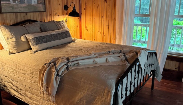 Lovely cabin with AC in charming Shelbyville Close to Lake Toledo Bend.