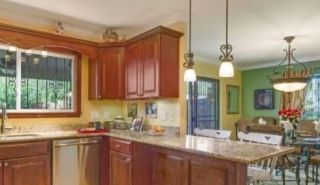 Lovely patio home w/garden, Lg. Community Pool close.