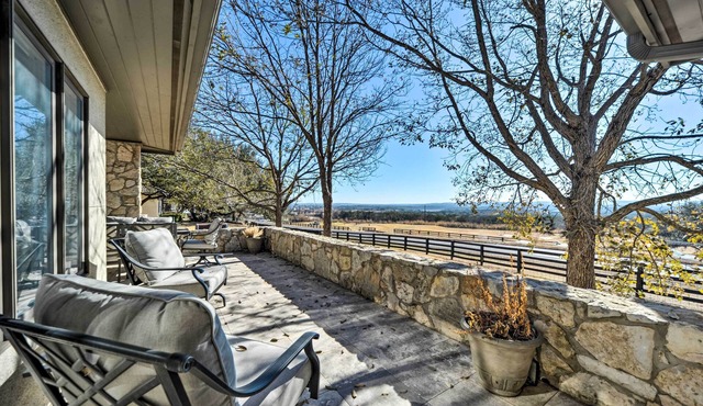 Lovely Spicewood Cottage w/Patio & Grill!