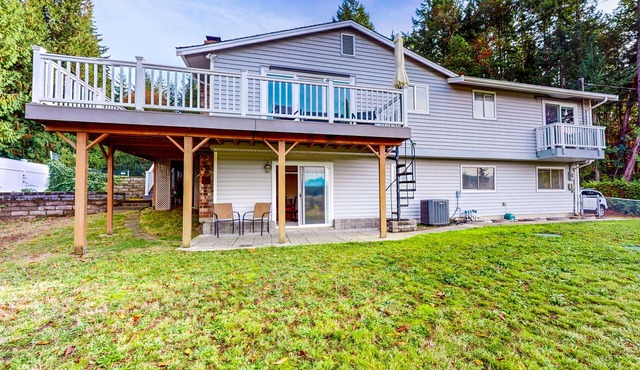 Lower level duplex with patio, mountain views and W/D in Silverdale