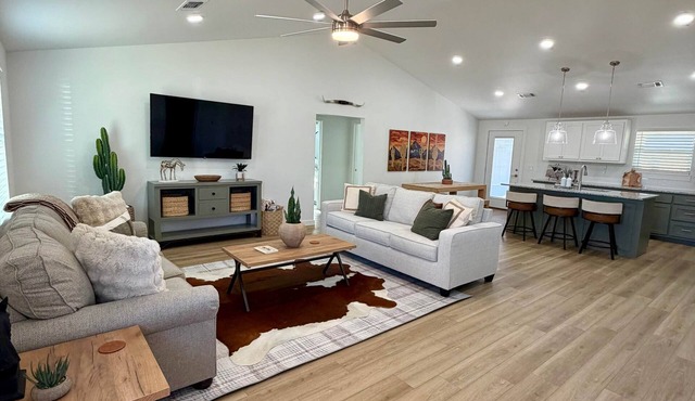 Lucky Cowboy Lodge Near WinStar - Cozy 3BR Home