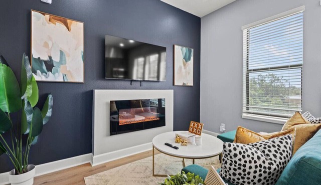 Lux 1 BD 1 BA suite, near Downtown w Free Parking