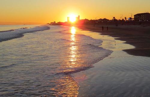 Lux 2 Mins 2 Beach Houston Med NASA Galveston