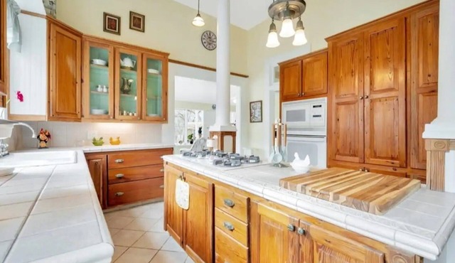 Luxe Balcony Suite in Historic Hemphill Home!