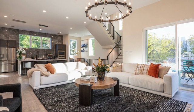 Luxe HTX Stay! 4BR Rooftop w Garage Washington Ave in HOUSTON