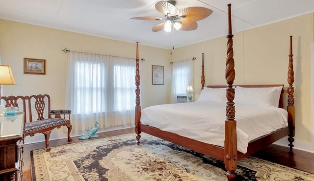 Luxe Private Room in Historic Home Near Lake!