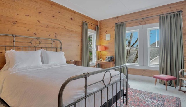 Luxe Private Room in Historic Manor Near Lake!