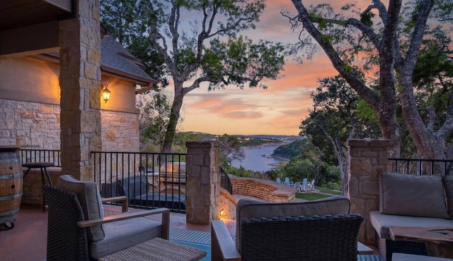 Luxe Villa + Epic Lake Views,+King beds,