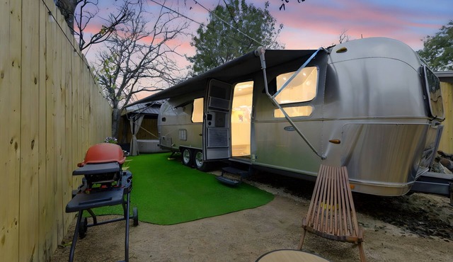 Luxurious Airstream - Hot Tub/Near Airport