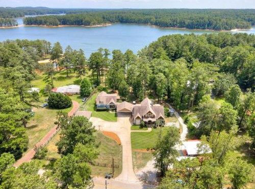 Luxurious Lake Front Estate, Sleeps 20, Game Room and Pet Friendly in Clarks Hill