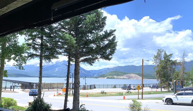 Luxurious Lakefront Haven - Prime Ski Access & Majestic Mountain Views! in Dillon