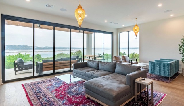 Luxurious new build with gorgeous views of lake Travis & 30 min from Downtown!