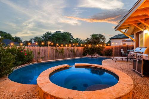 Luxurious Oasis w Serene Pool, Games & Fire pit