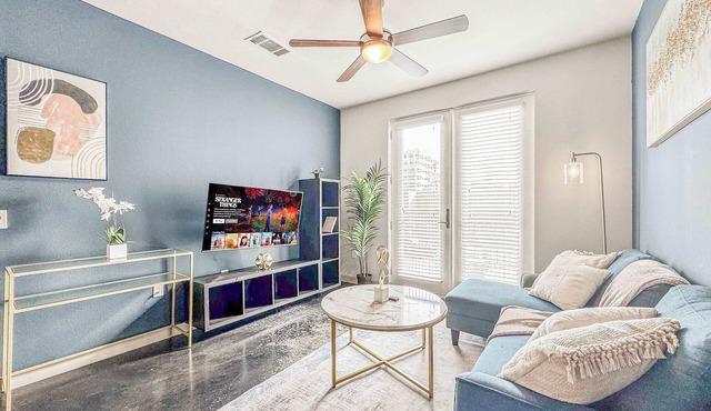 Luxury 1BD | Uptown | Sleeps 4 | Free Parking
