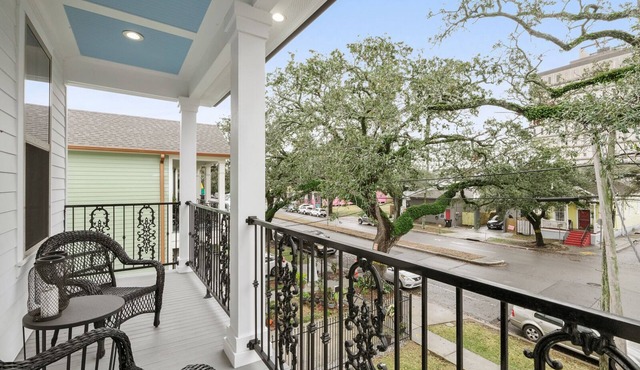 Luxury 2 Bedroom Home Under the Oaks