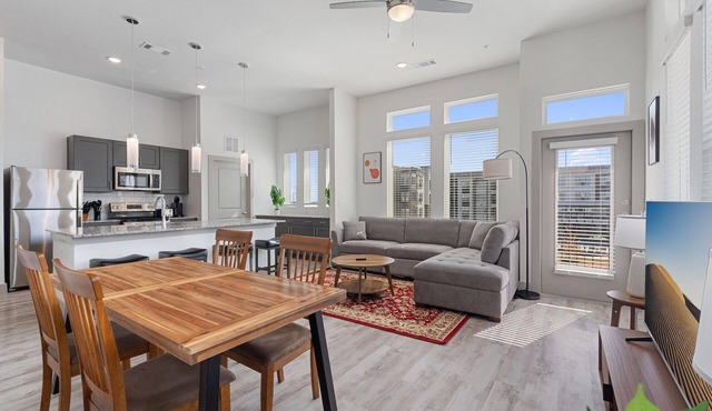 Luxury 2BD/2BA Next to Airport 9193