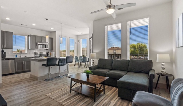 Luxury 2BD/2BA Next to Airport gliw