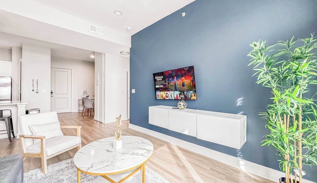 Luxury 2BD | DT Deep Ellum | 7 Beds | Free Parking
