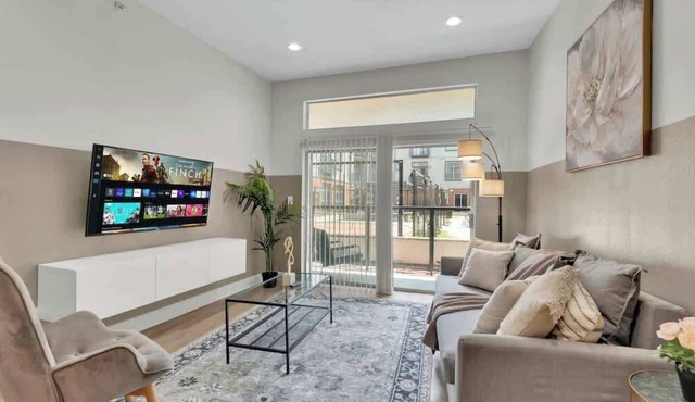 Luxury 3BD | Deep Ellum | Parking | Pool+Gym