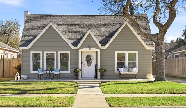 Luxury 4BR Coastal Getaway - Minutes to Bayfront & Downtown