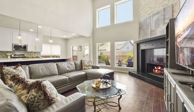 Luxury 6BR Getaway – 15 Mins to IAH Airport