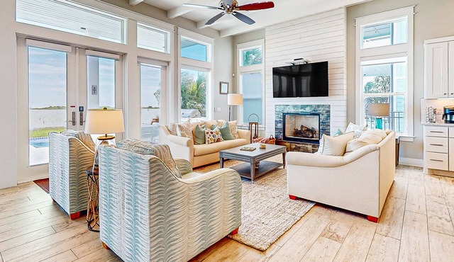 Luxury bayfront home with plunge pool, outdoor kitchen, docks, kayaks & SUPs