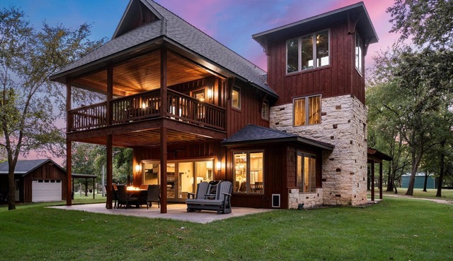 Luxury Cabin, 500’ Lake Front, 3 acre property on Lake Bob Sandlin!