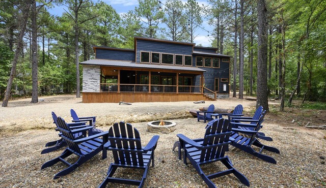 Luxury Cabin- Sleeps 12- Hot Tub- ATV Trails- Huge Patio- Family & Dog Friendly in Broken Bow