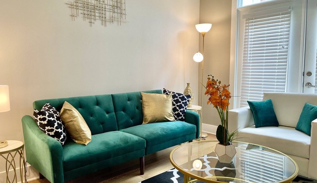 Luxury Condo w/KING BED close to LSU, Downtown & Interstate ❤️⭐️