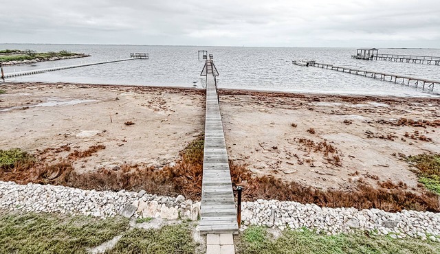 Luxury cottage on the bay/private pier/Flour Bluff/15 min. to the beach!
