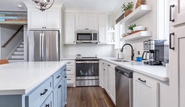 Luxury Cottage, Sleeps 12 , Great Location: minutes to sports complex