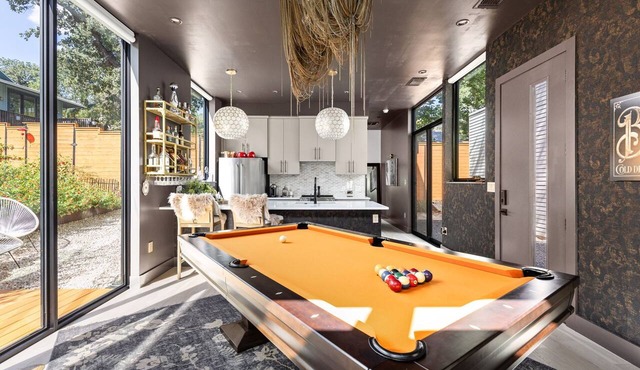 Luxury Downtown Austin Guest House-2BR/2.5BA-Billiards Lounge-Patio-Parking in Austin